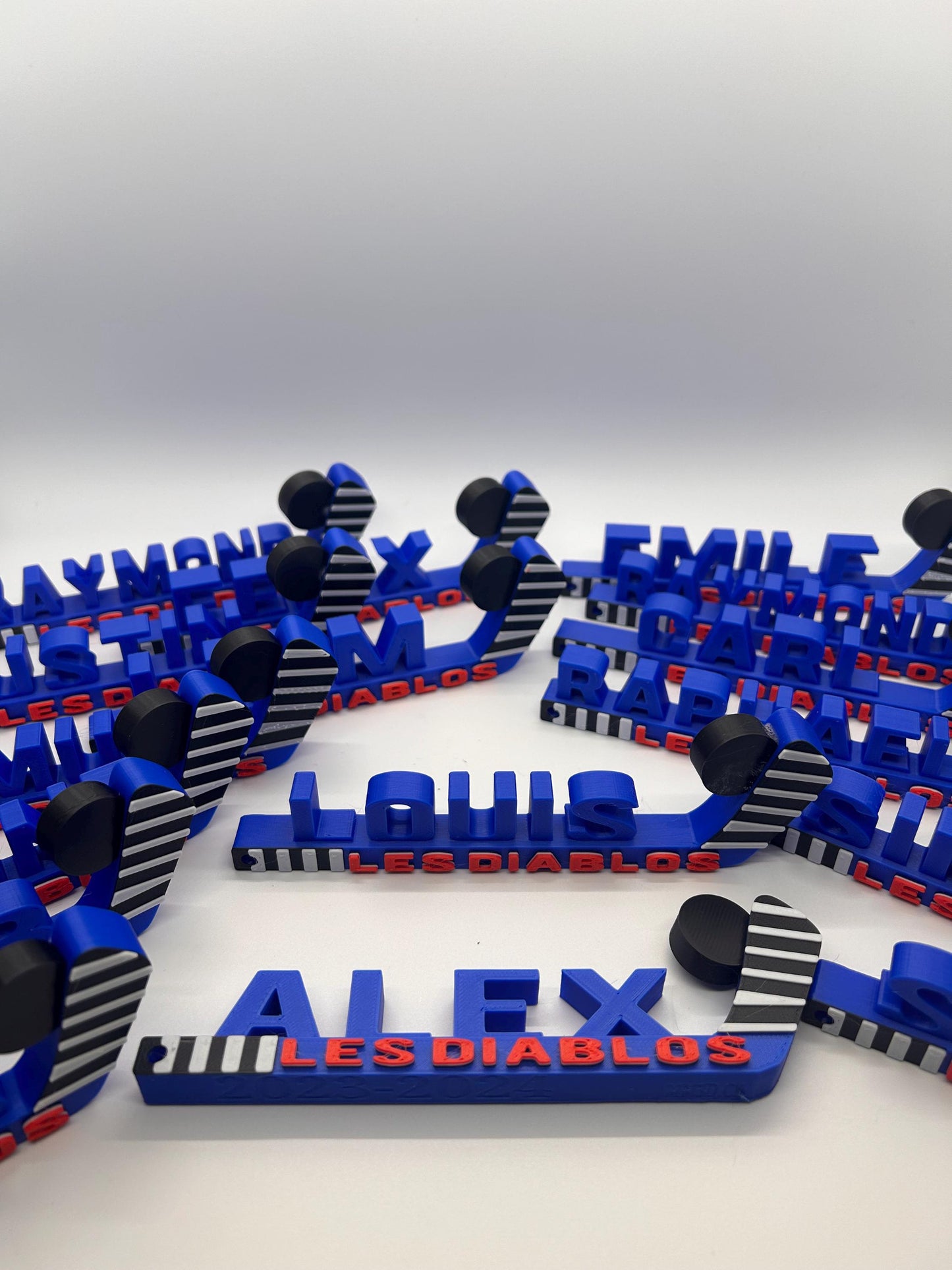 30 Hockey Stick customs Nameplates for Teams – Personalized Gifts for up to 30 Players, Unique Team-Building Keepsakes & Memory Savers