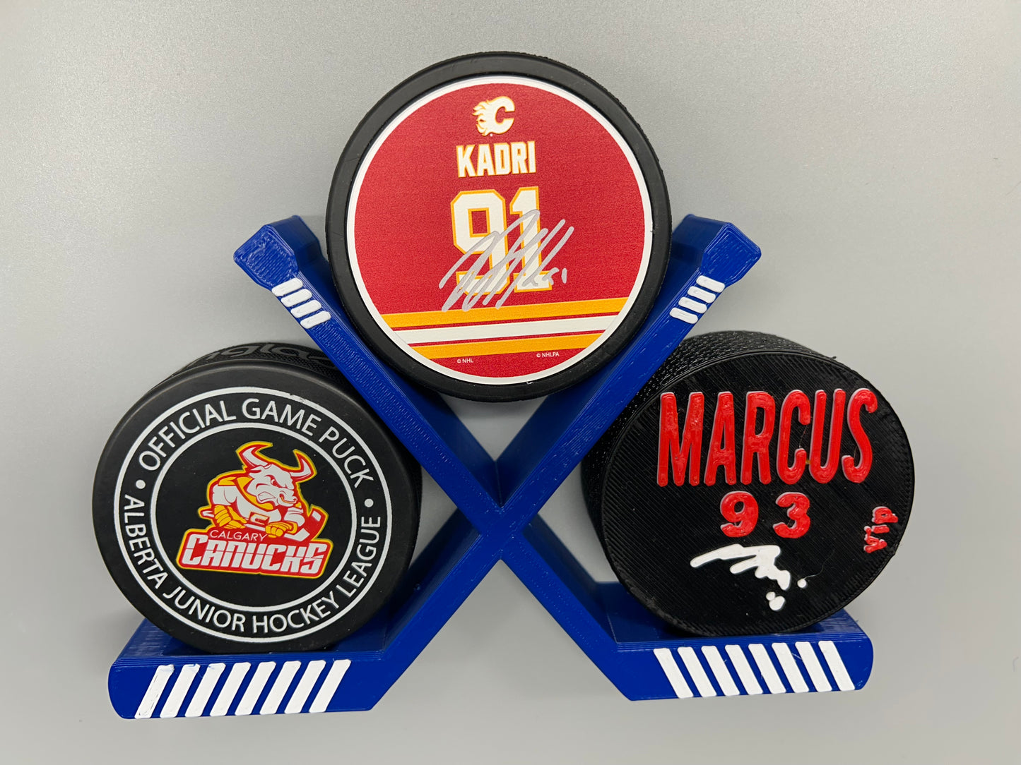 Hockey Puck Display Stand – Personalized Desk Holder – Minimalist Hockey Gift for Players & Fans – 3D Printed Puck Holder