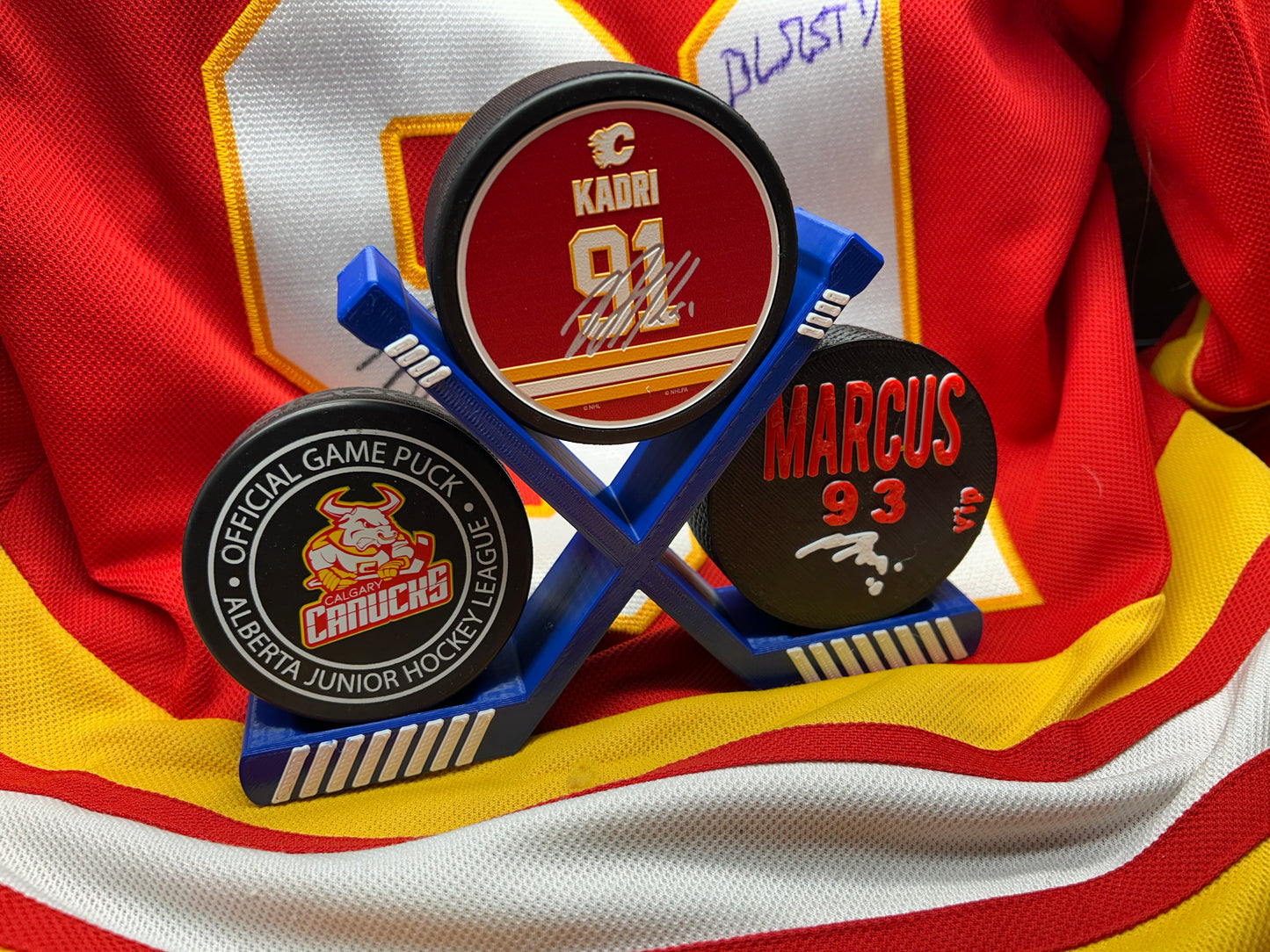 Hockey Puck Display Stand – Personalized Desk Holder – Minimalist Hockey Gift for Players & Fans – 3D Printed Puck Holder