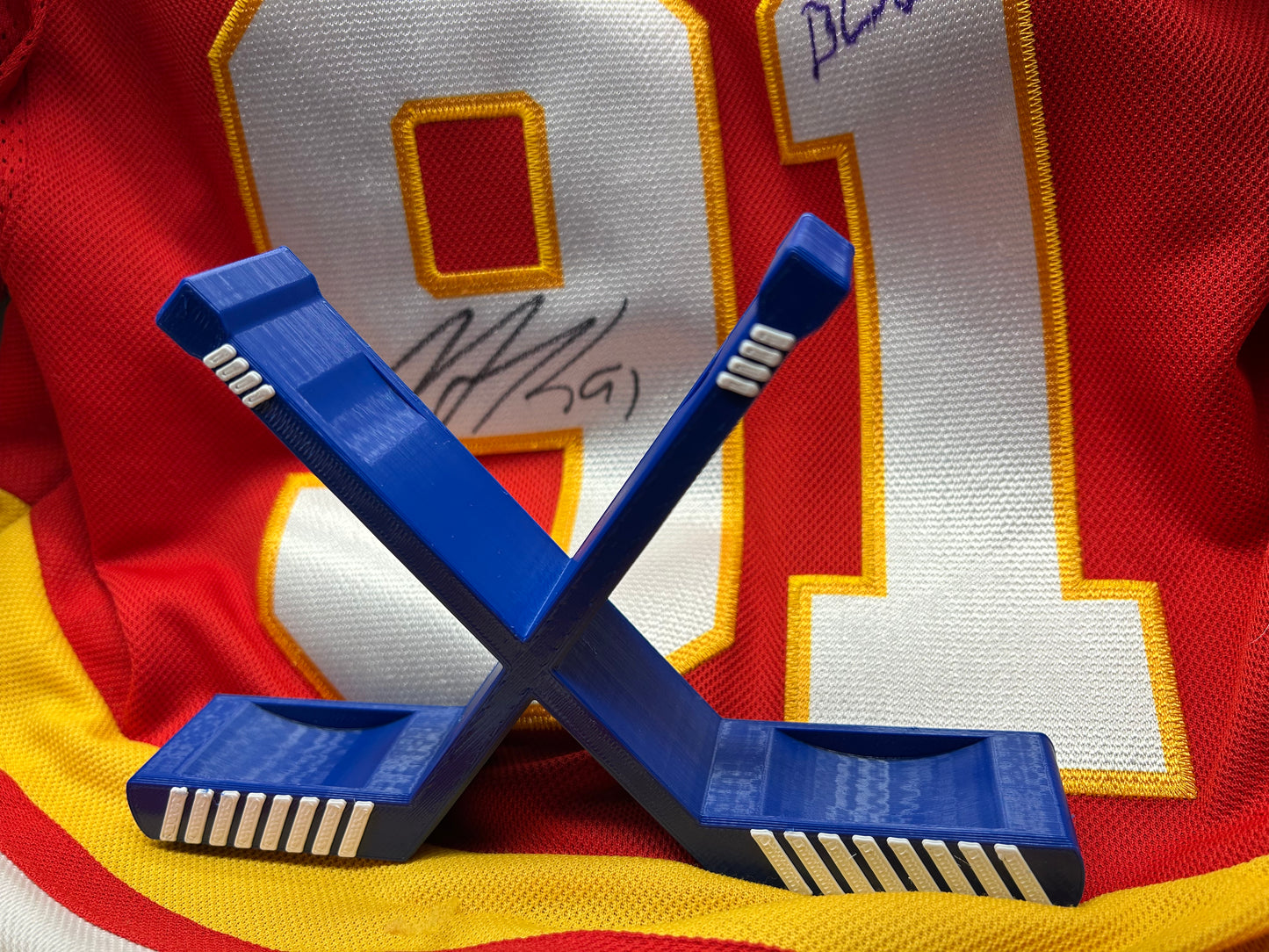 Hockey Puck Display Stand – Personalized Desk Holder – Minimalist Hockey Gift for Players & Fans – 3D Printed Puck Holder