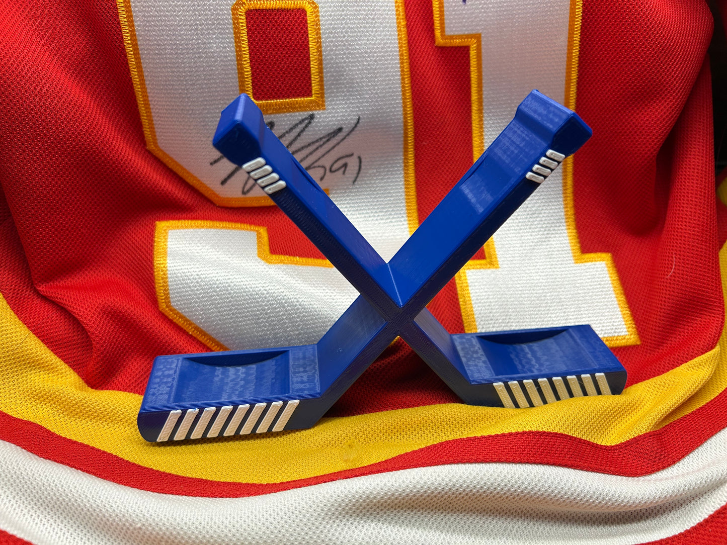 Hockey Puck Display Stand – Personalized Desk Holder – Minimalist Hockey Gift for Players & Fans – 3D Printed Puck Holder